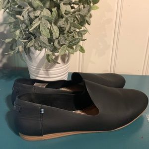 Toms Darcy black leather flats. Barely worn!